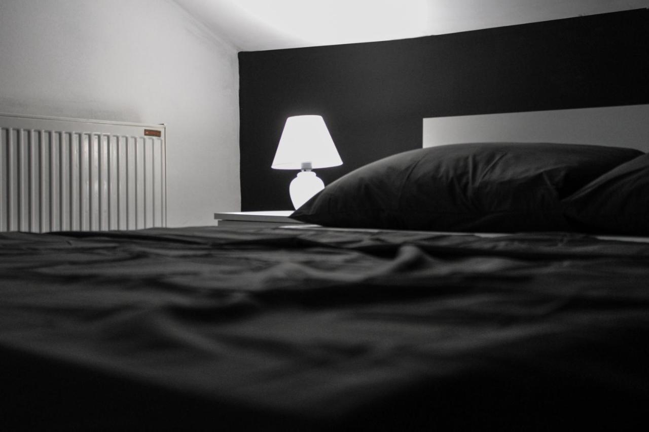 Bianco Nero Appartamento Nis Luaran gambar