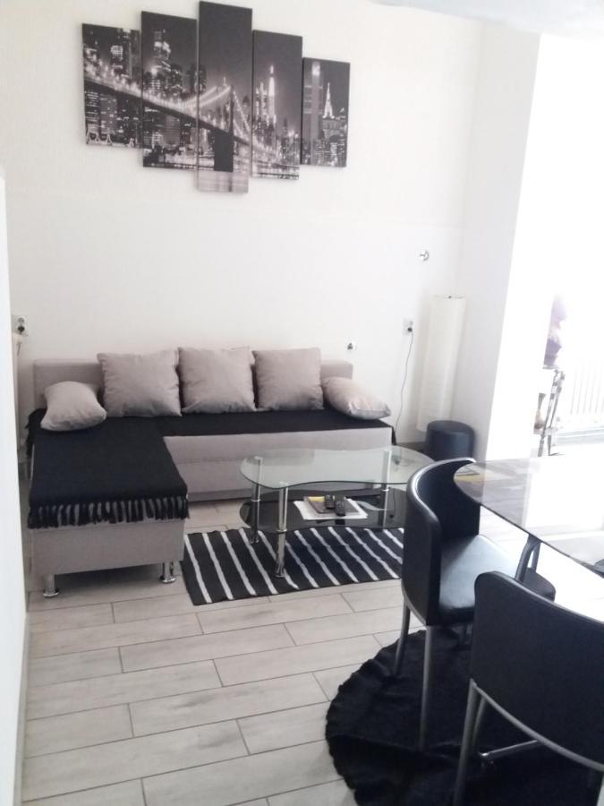 Bianco Nero Appartamento Nis Luaran gambar